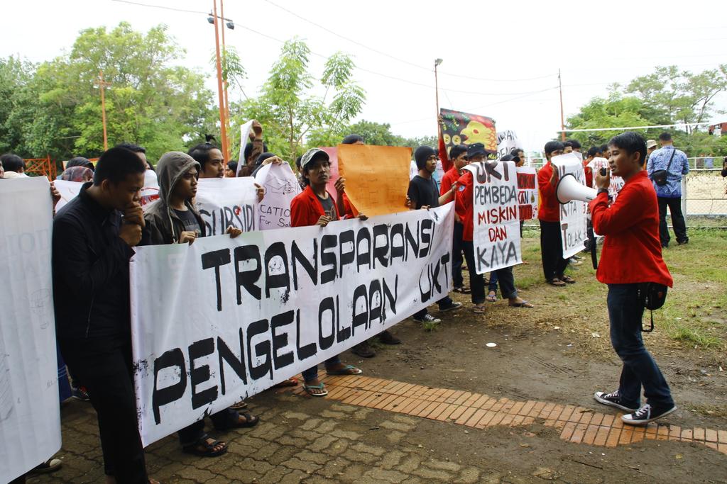 Orasi yg dilakukan depan GOR Unhas dlm Aksi Damai Transparansi dan Penolakan UKT di tngh acar persmian GOR berlngsng.