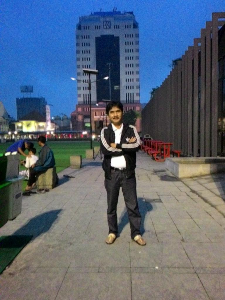 Menikmati udara subuh di Halaman Mesjid Agung Bandung Jabar