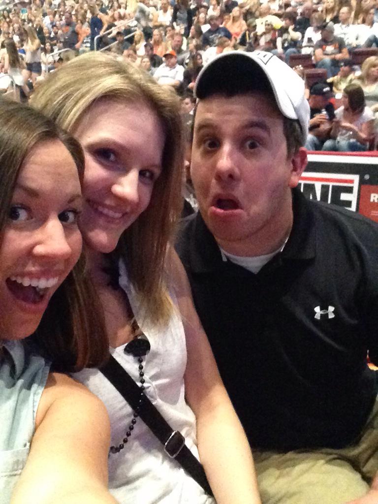 kingslychaney's tweet photo. #youngandcrazy @FrankieBallard get us backstage Frankie http://t.co/pVnqSvCx2V