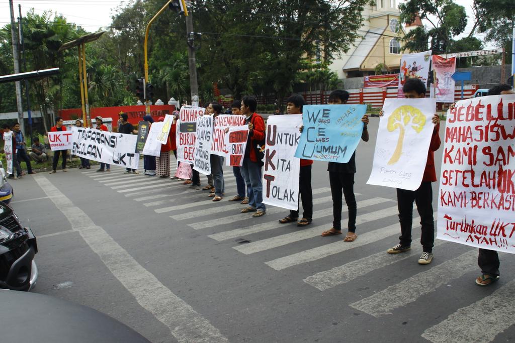 Aksi buka tutup jalan di depan pintu satu Unhas, Sabtu (2/5). 
<a href="/DPM_FHUH/">DPM FH-UH</a> <a href="/himahi/">HIMAHI FISIP UNHAS</a> <a href="/himahi/">HIMAHI FISIP UNHAS</a> <a href="/HumanisFisip_UH/">HUMANIS FISIP UNHAS</a>