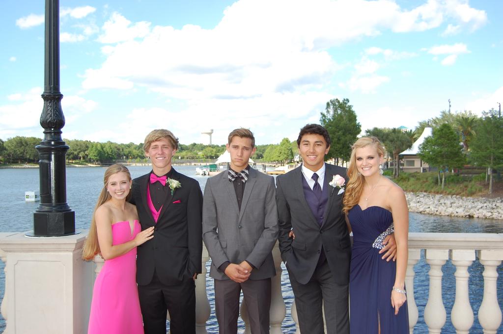 schweezy_j's tweet photo. They ran out of blondes http://t.co/MnMCutDWTd