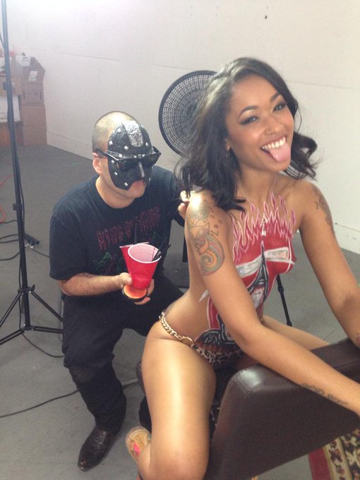 Over here at @TitmouseInc studios gettin' painted up by @JJVILLARD 😈 http://t.co/nRAFYEaFfZ<a class="tags" target="_blank" title="On Twitter" href="/?out=eyJ0eXAiOiJKV1QiLCJhbGciOiJIUzUxMiJ9.eyJpYXQiOjE3MjExNTIyODcsImlzcyI6InR3cG9ybnN0YXJzLmNvbSIsIm5iZiI6MTcyMTE1MjI4NywiZXhwIjoxNzUyNjg4Mjg3LCJyZWRpcmVjdF91cmwiOiJodHRwczovL3R3aXR0ZXIuY29tL1RpdG1vdXNlSW5jIn0.CEsC2Zul4kS2eWnSDdyMXYkuYTko0ztGVF87_knM9Je8bKlY7M4EqjrXuCR5gZ6rDJTHY6wbhbeCNMWqnC2fhA">@TitmouseInc</a><a href="/tag/heilungband"class="tags"><span>#heilungband</span></a><a href="/tag/amplifiedhistory"class="tags"><span>#amplifiedhistory</span></a>