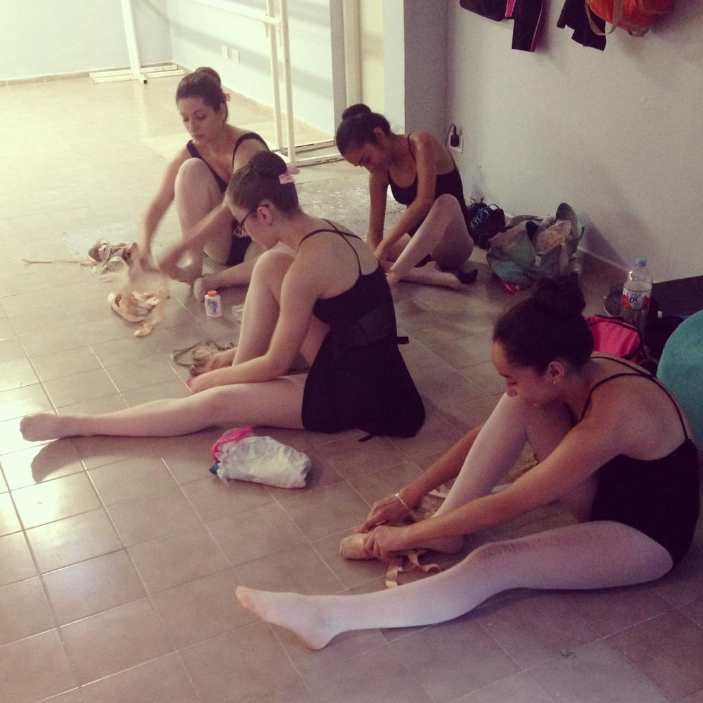 ClassiqueMty's tweet photo. Sábado de ensayo #LesSylphides #Rehearsal #LoveClassique #Classique #Ballet #Ballerinas #Dancers #DancersStuff http://t.co/hsdciUjGdJ