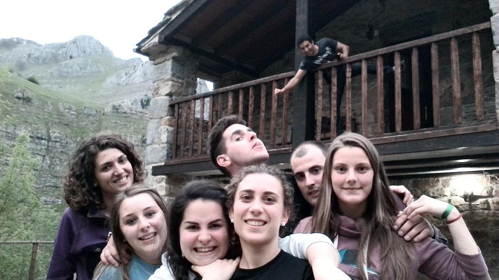 FaZCru's tweet photo. 🎈🎁🎉 #CasaRural #Cumples @covasc16 @suusaaiiz @patrisanto @ester_46 @adrian_hermosa @albertoguemes @ChossEjosean http://t.co/oDjMb31LV2