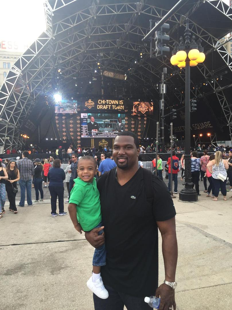 NapoleonHarris8's tweet photo. Hanging my boy Noah @ NFL DRAFT 2015 http://t.co/KMPPmRd9AE