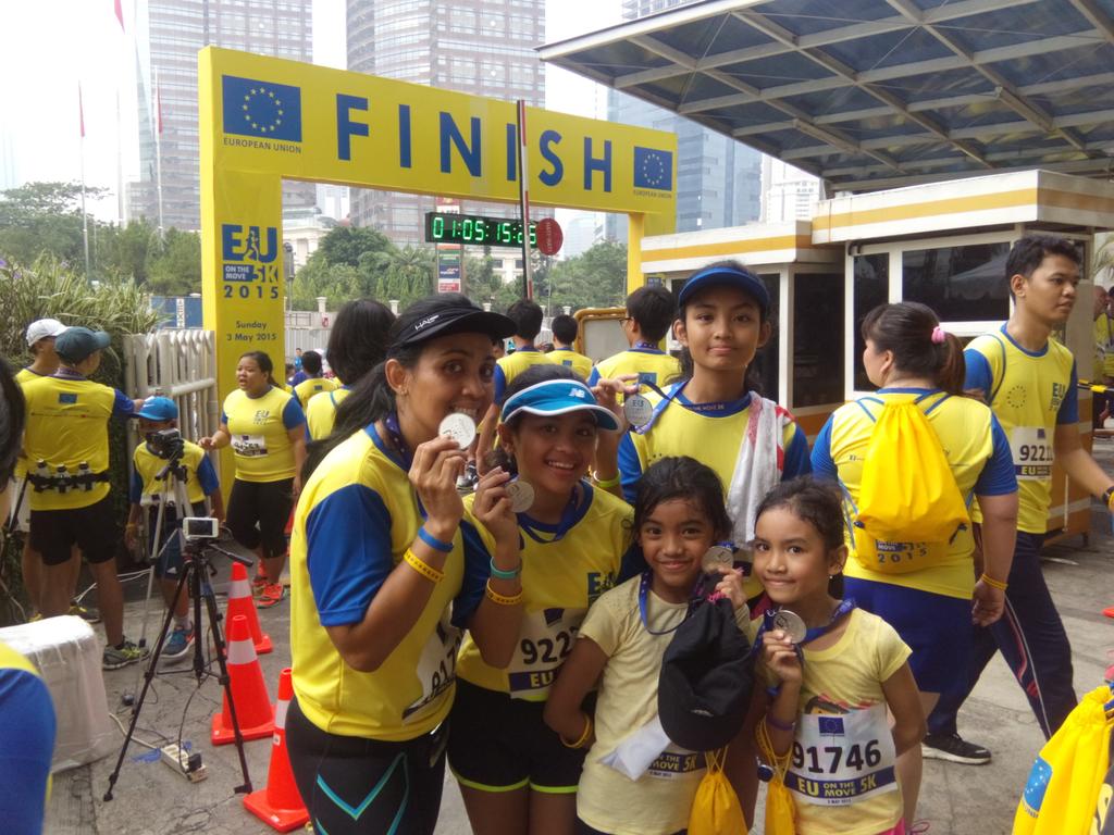 infocarfreeday_'s tweet photo. Hi... Look at our running medals @euonthemove #CFDjakarta http://t.co/I9LzOG78jx