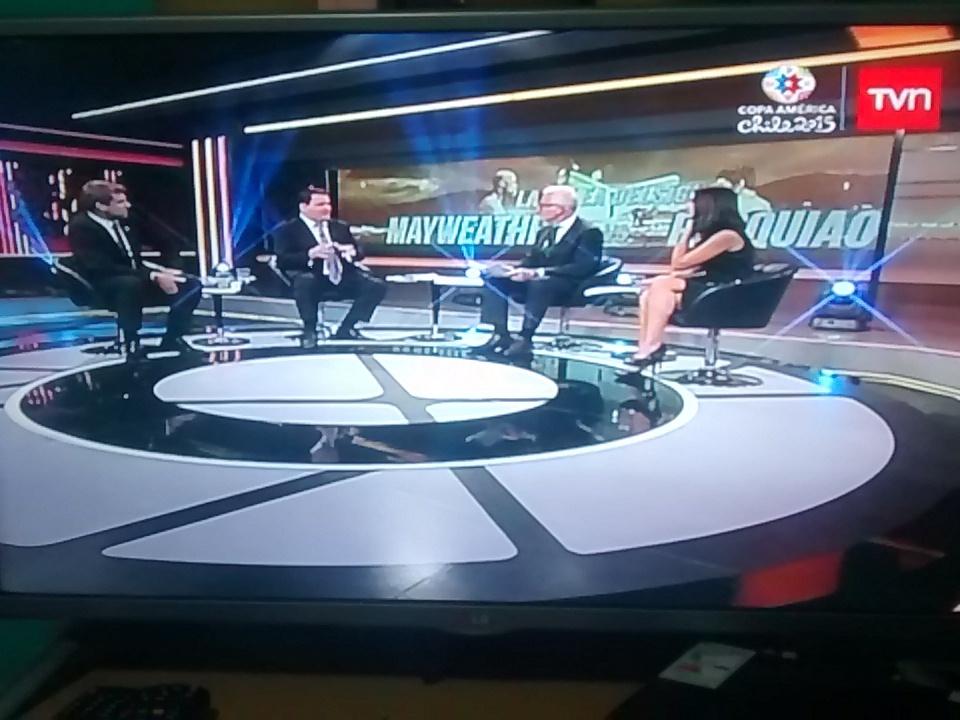 ConiSoza's tweet photo. Espero ansiosa la pelea del siglo con mis amigas... Nada mejor que verla con un completo @24HorasTVN @LenguajeViator http://t.co/udRuQ4ilsZ