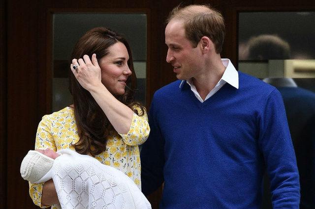 rapplerdotcom's tweet photo. IN PHOTOS: Prince William, Kate leave hospital with newborn http://t.co/adu7gnqgQv #RoyalBaby http://t.co/w2fiBmeCxW