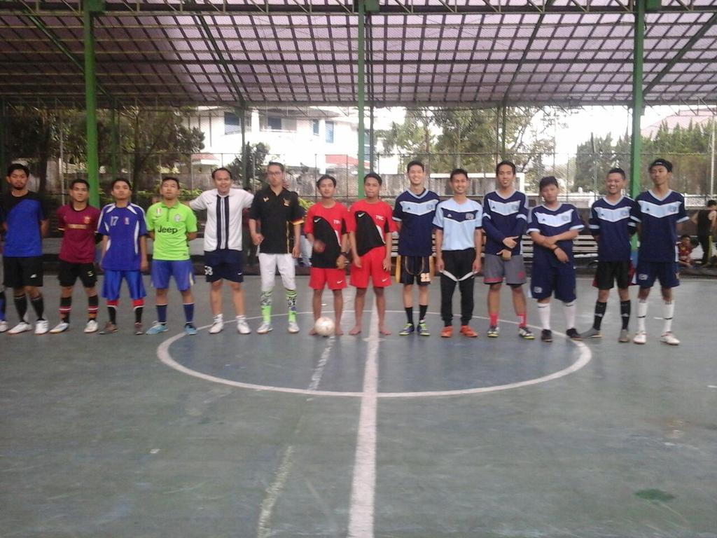 GEOGRAFI2012's tweet photo. Final! Futsal Putra 2012 A vs 2011! Semangaaat :D http://t.co/ZivQAHF5at