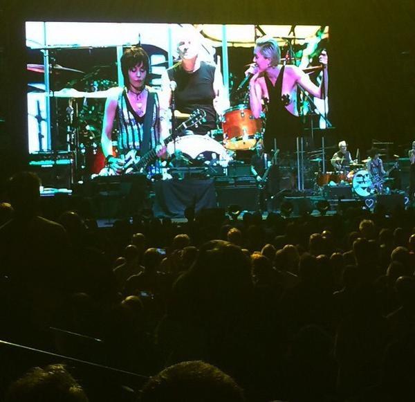 ExtraMileyCyrus's tweet photo. Miley joined Joan Jett on stage in Texas, Dallas tonight! http://t.co/z8w9o79rLZ