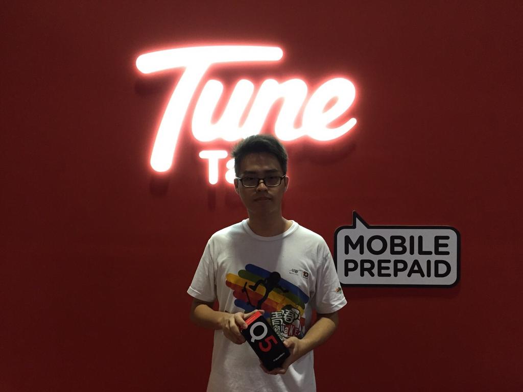 TuneTalk's tweet photo. Register with us today at #mobite & stand a chance to win a device. This guy's just won a unit of BlackBerry Q5! http://t.co/IU63yv8Nw1