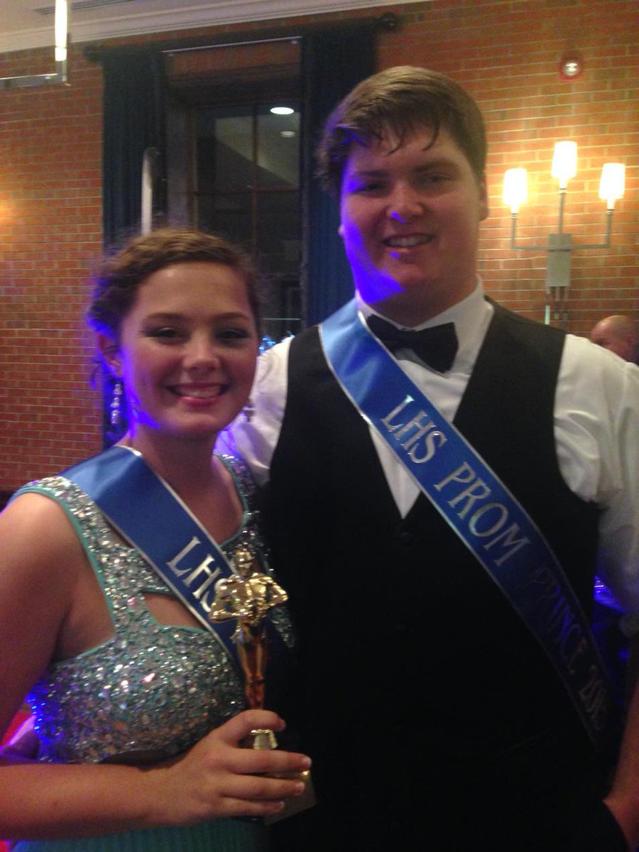 christyelder1's tweet photo. And the Oscar goes to...Luke and Sara Kate #promprinceandprincess http://t.co/SXg4WvMjvk