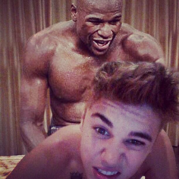 ParaQueTeTraje4's tweet photo. Mientras tanto @FloydMayweather esta calentando! http://t.co/utHPVIoP4U