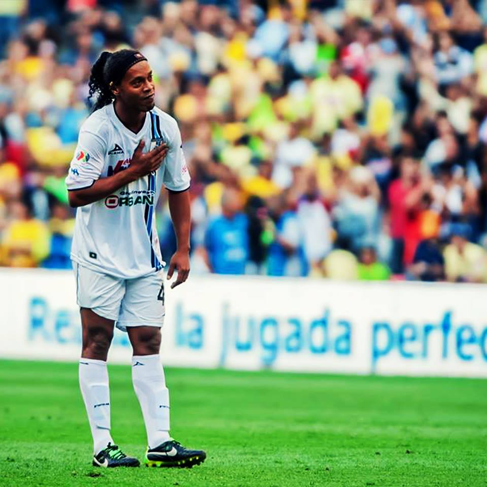 MotivacionesF's tweet photo. "Yo nací siendo nadie, y nadie será como yo" - Ronaldinho. http://t.co/6Ao5yJsDju