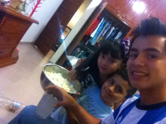 maxramirezs's tweet photo. Listos para ver la pelea de Myweather vs Pacquiao 💥👊💪. Gana Pacquiao!!!!😁 http://t.co/eKqcFNXfYr