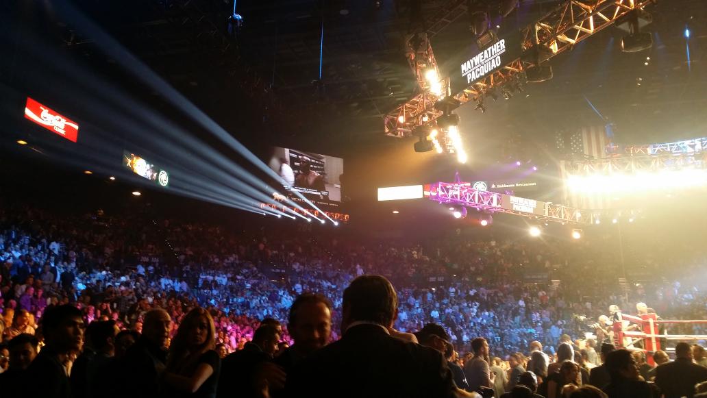 ABSCBNNews's tweet image. Floyd on the monitor.
Lots of cheer for the Pacman! #OneForPacman  | via @bevllorente