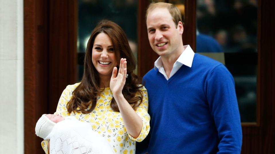 GoskeyDeals's tweet photo. Stepping out looking effortlessly chic 10 hours after giving birth, we have absolute respect for Kate! #RoyalBabyGirl http://t.co/KOWfszHAfc