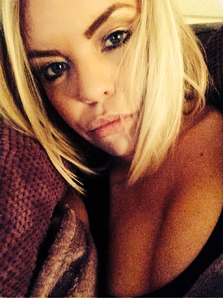 KimLappin's tweet photo. Come on...... I'm literally dying with tiredness here! #WillNotFallAsleep #MayPac #FightNight 👀 http://t.co/YqUs9AvVxp
