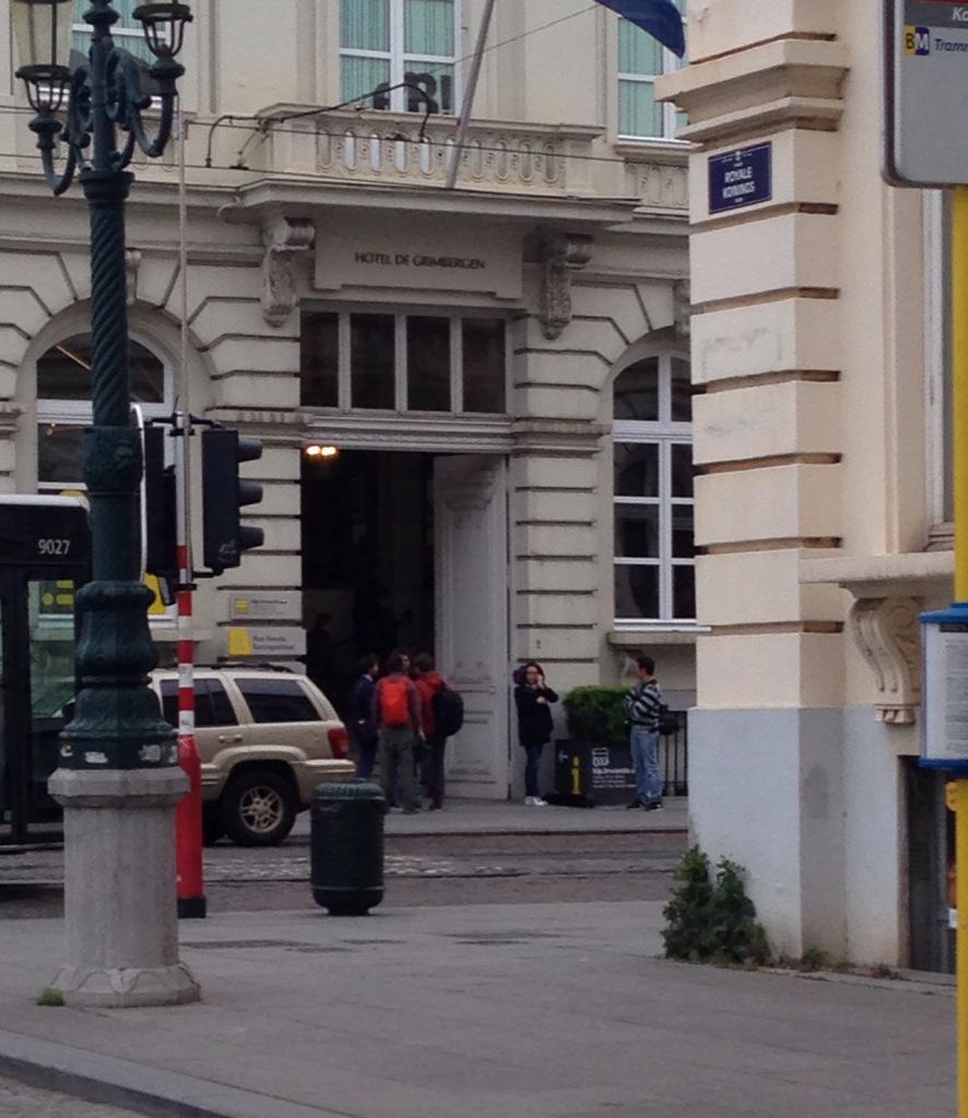 NoMaterTraffic's tweet photo. Tranquilou a #Bruxelles le salon #GPA vente d'enfants ouvre ses portes! Des sentinelles sont postées en face  #NoGPA http://t.co/vSHxOPRvZ7