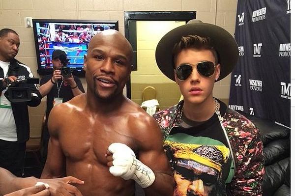 FunnyThingsUK's tweet photo. Behind Every Successful man there is a woman. #MayPac " 😂😂😂😂 http://t.co/78ZKUCJVku