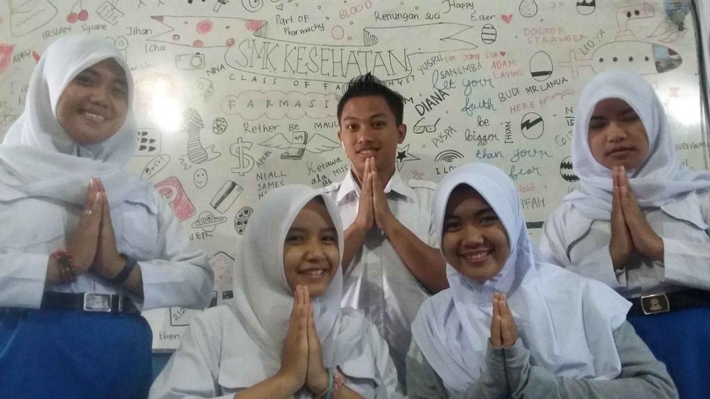 FarmasiSatu_7's tweet photo. Little sweet family in our class 😊😊 (Nina, Puspa, Irvan, Desthy, Diana) http://t.co/oaJLqGztxk