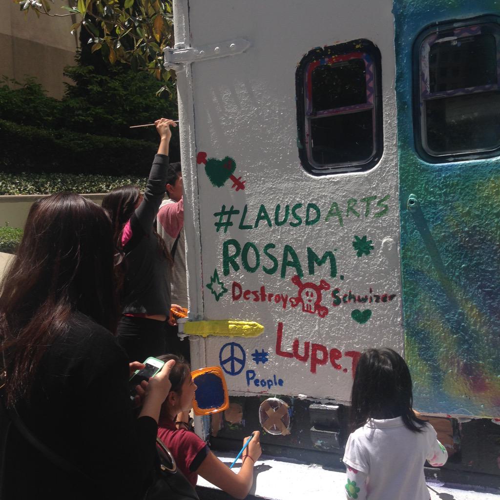 LAUSDVisualArts's tweet photo. Some artists at work @laplcentral @MobileMuralLab #lausdvisualarts #lausdfreshstart #lausdarts http://t.co/r7cJS7dOMq