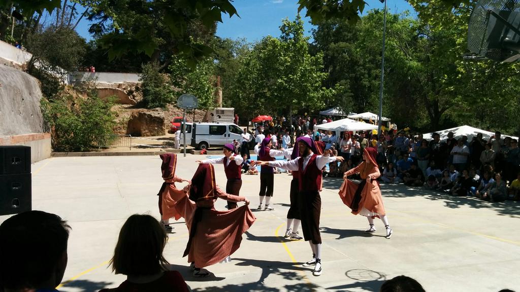 Ja hem començat la ballada a la Festa del Badiu. Ara, Corranda Alta amb el Cos de dansa