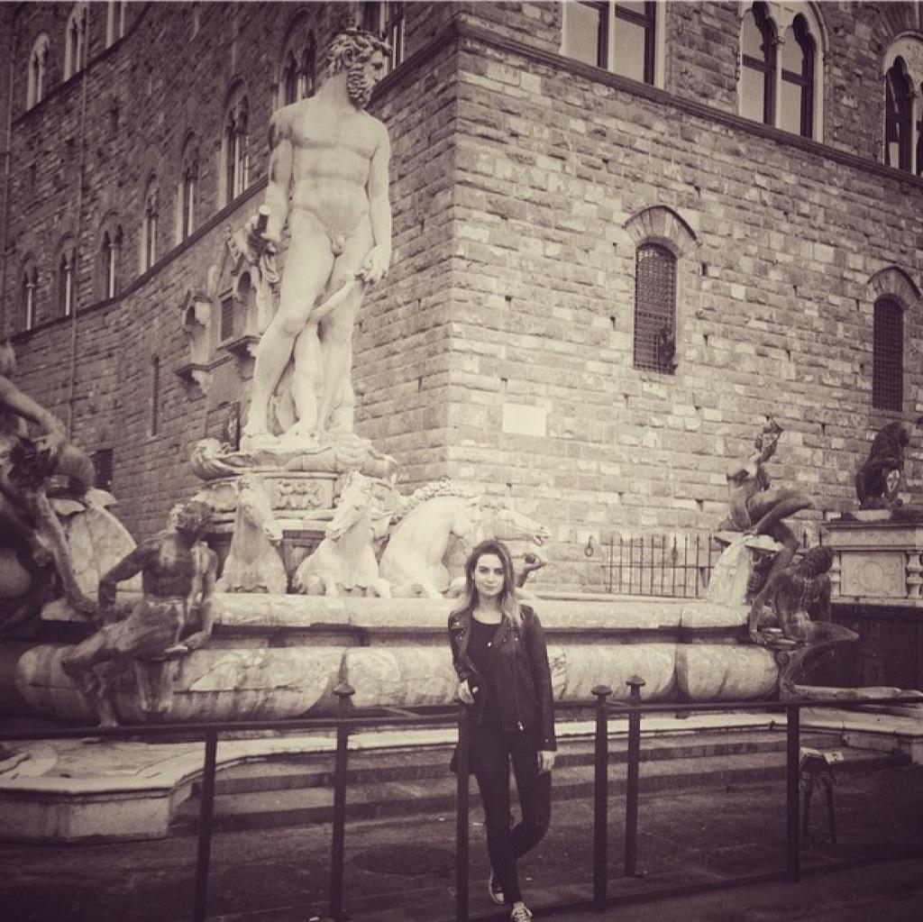 BirceFan2's tweet photo. Tüm mide ağrılarına,kramplara rağmen Davut heykeli önünde saygıyla turistim! #LoveFrienze ❤ #May2015 #Michelangelo http://t.co/ICCqxCGYz5
