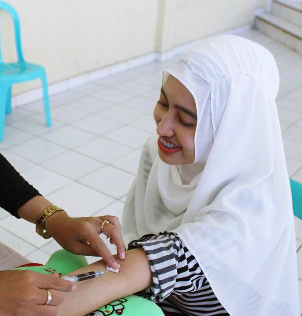 VeiksM's tweet photo. Ibu dokter masih aja bisa senyum senyum diambil darahnya hahaha http://t.co/nx6lWRAlBT