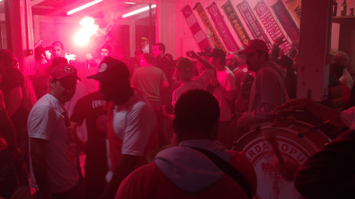 PopularOficial's tweet photo. A BANDA NÃO PARA! #AqueceGreNal #aBarraDoInter #aBandaDoFernandão http://t.co/PokTMAIBjU