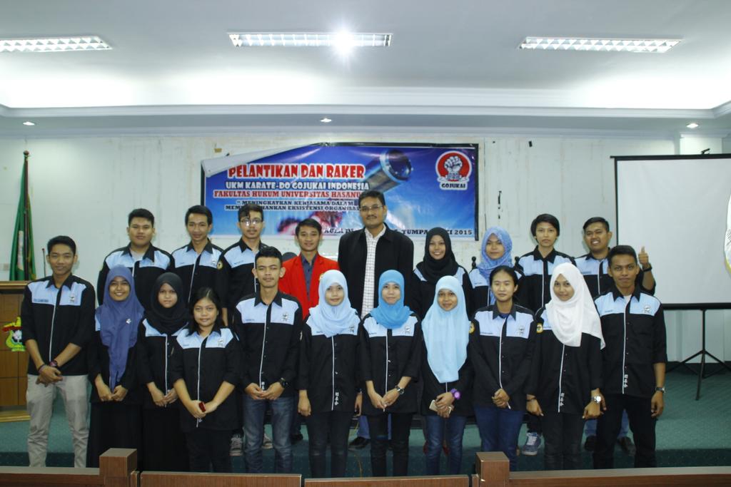 Pengurus UKM Karate Do-Gojukai berfoto brsma d Aula Harifin A Tumpa saat stlh dlantk olh Pres BEMFH-UH, Jum'at (1/5).