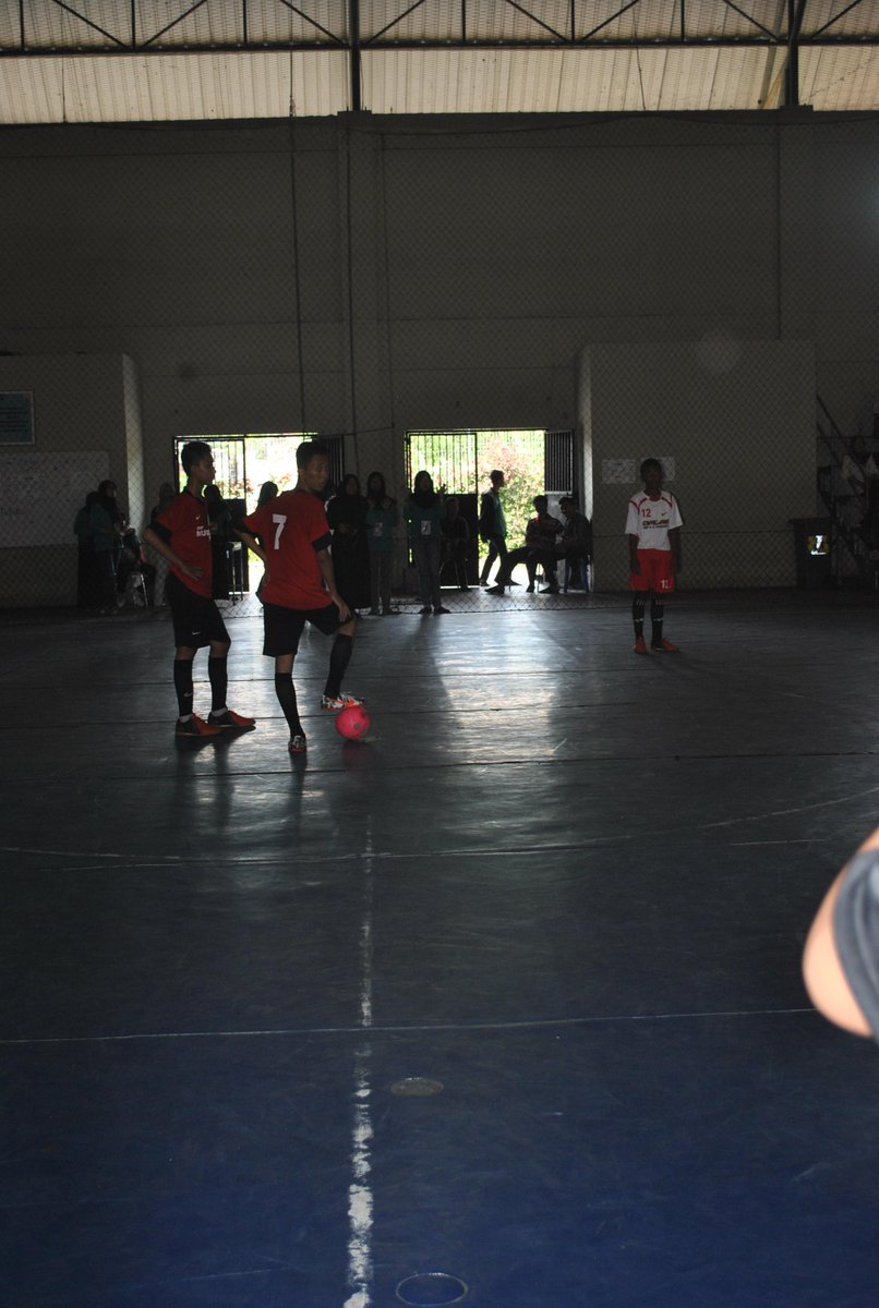 MedroCupUGM's tweet photo. kick off babak kedua FINAL #MedroCupUGM2015 antara SMP 13 Yk melawan SMP Muh 8 Yk dengan skor sementara 7-0 semangaat http://t.co/mH81PqYCF2