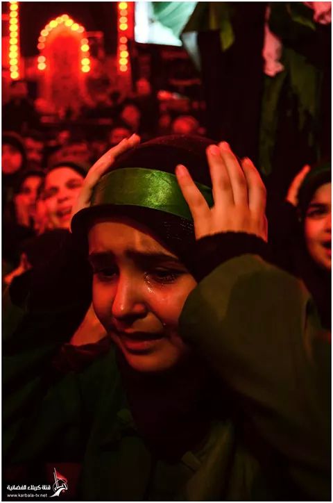 ضيفك يحيدر هالمسةام المصيبة
عاشت غرببةياعلي وماتت غريبة
وصواب المتن..
يشرح ... ياحزن.
اه يازينب.