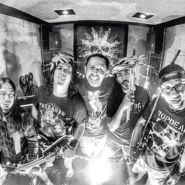 hellprint's tweet photo. Sabtu Ini, 9 Mei 2015
At Lapangan Makorem Garut

With :
@burgerkill666
@xtabcdm
@taringhardcore
#EDANKEUN
http://t.co/xD61XNeSMq