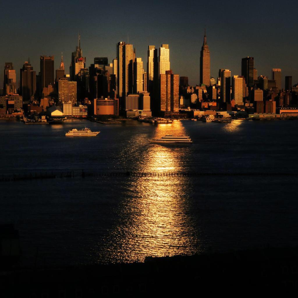 RinconesNY's tweet photo. Espectacular salida del sol en el Lower Manhattan #NYC http://t.co/x4XZ60Xttx