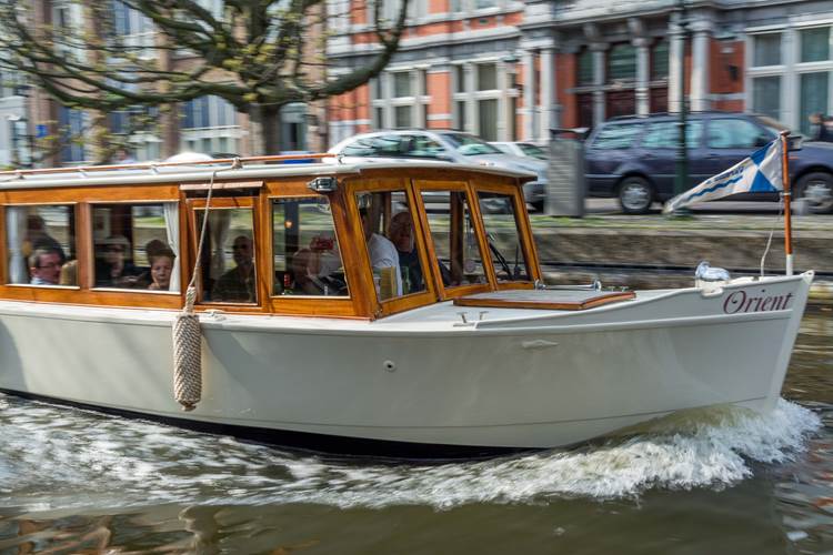 Salonboot's tweet photo. 10 mei 2015: "Reizen als Toen", rondrit historische #tram en #rondvaart @Salonboot http://t.co/iSbw7IQoAV - http://t.co/JxlpnGTzRM