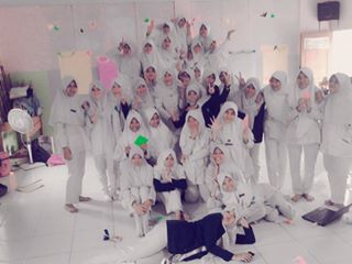 ikhalienikha's tweet photo. with friends :) http://t.co/be5VNi1d8Q