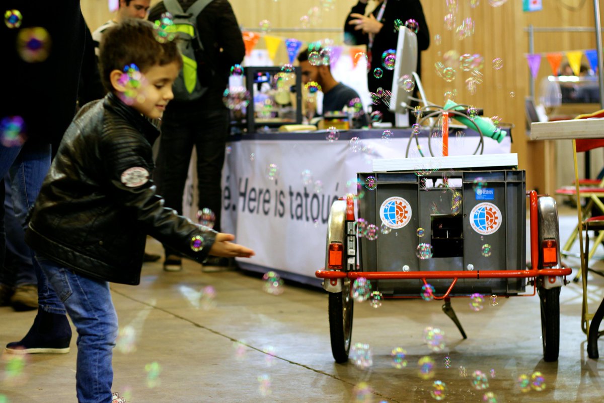 There’s nothing quite as cute as a kid at #makerfaire. Except a kid with #bubbles? #mfp15 #makerfaireparis