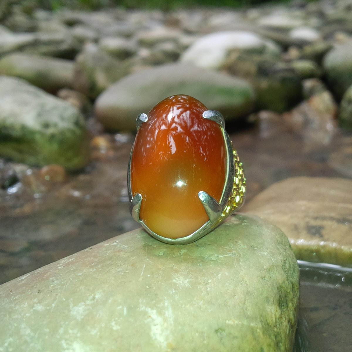 Yang berminat bos, batu lokal riau ukuran kurang lebih 30mm x 20mm x 15mm. . 450K saja..