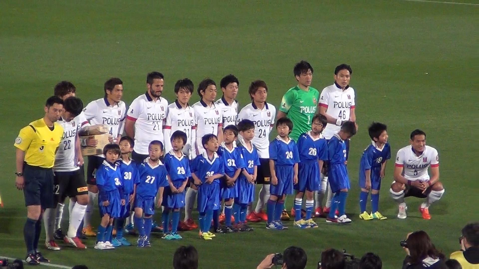 甲魂 浦和の槙野智章選手 先日行われた甲府戦での出来事 選手入場のエスコートキッズと入場前から話しかけていて 入場後もピッチでその子とずっと笑顔で話していました 子供にとっては忘れられない想い出になるし こういう姿は本当に素敵です Http