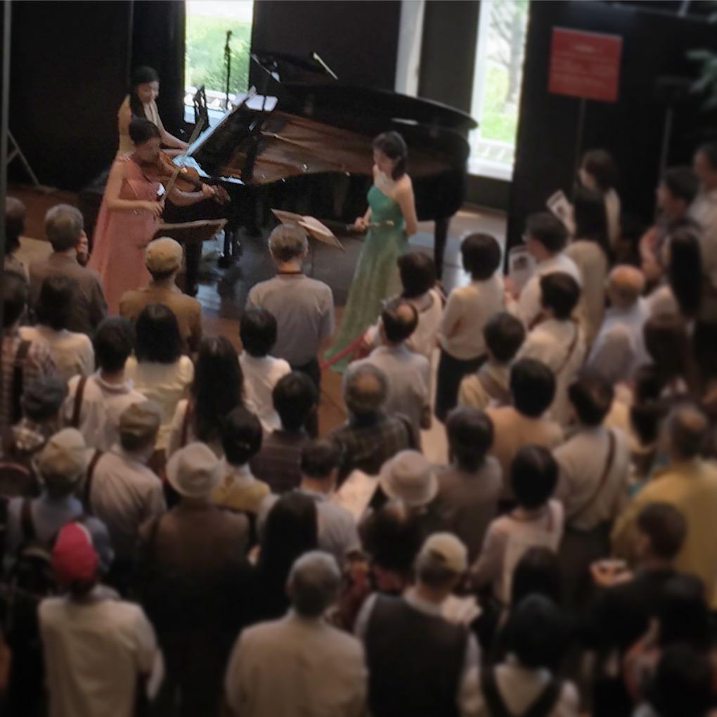 ACME_JP's tweet photo. 15:30からのアンサンブル・リリさん（@EnsembleLiri）の演奏、多くのお客様がお見えでした！新丸ビルの公演スケジュール→http://t.co/1I0V6IlFDr   #LFJ2015 #LFJtokyo #新丸ビル http://t.co/zb7LhbkJHF