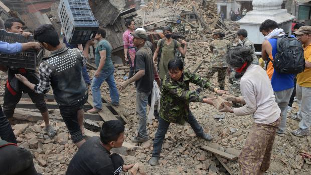 RaiAlgerie's tweet photo. NEPAL BAJO LOS ESCOMBROS http://t.co/agcCrFB2yw http://t.co/aN4xO1mbep