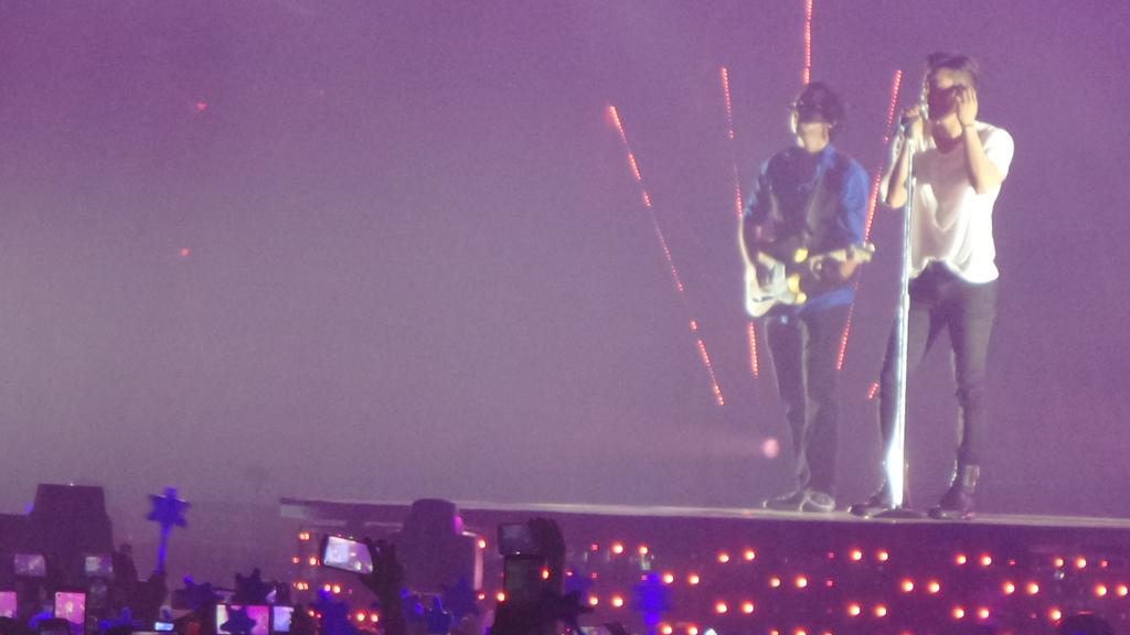 sihae_updates's tweet photo. Let's sing together with SIWON^^~ #SS6INA http://t.co/YnJfrQkdpJ [CR: EmeronLovely] -PW- #BestFandomCA2015 ELF