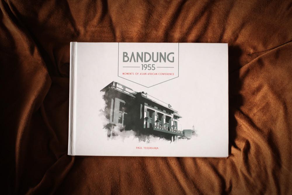 ClickBandung's tweet photo. "@galihsedayu: Buku Foto #Bdg1955 adalah jejak literasi visual yg terbit dr semangat udunan  http://t.co/pWMvQsoyBO http://t.co/RpT08iyuwU"