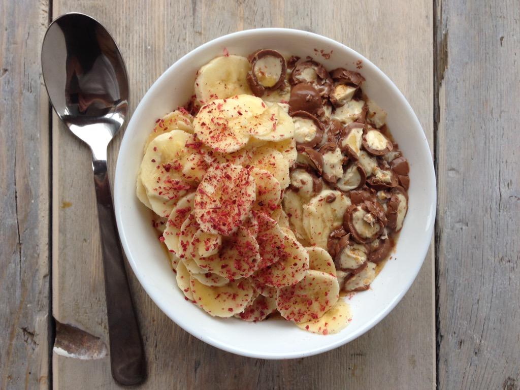 PorridgeCafe's tweet photo. Banana, Chopped Kinder Schoko Bons, Cranberry Powder on GF Free Oat Porridge #health #BankHoliday http://t.co/ygOTAHjaGm