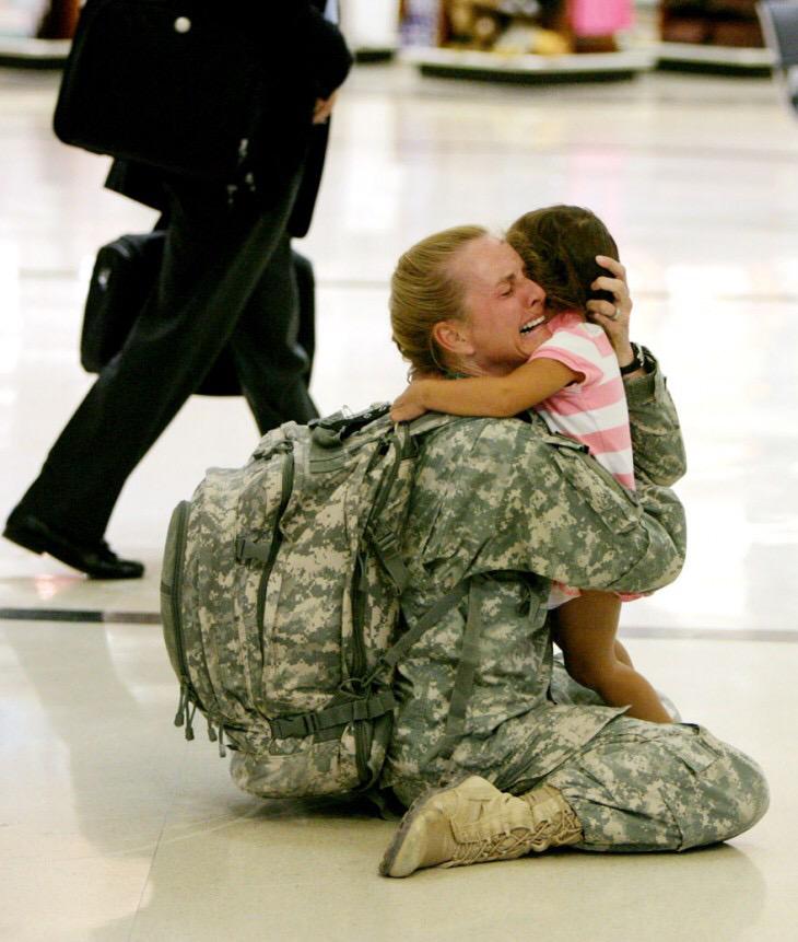 Lauraloarce's tweet photo. #FelizDíaDeLaMadre a esas mujeres valientes del Ejército español capaces de defender a su país y lo que es suyo. 🇪🇸 http://t.co/wqS0v1dSXw