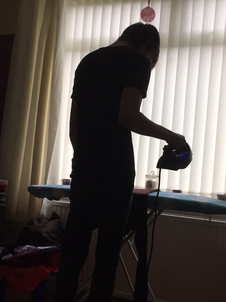 whitevanman71's tweet photo. 19 yr old wanted a item ironed so he could go out.... My answer was get it done then! #gottolearn http://t.co/8Vi5uzcExA