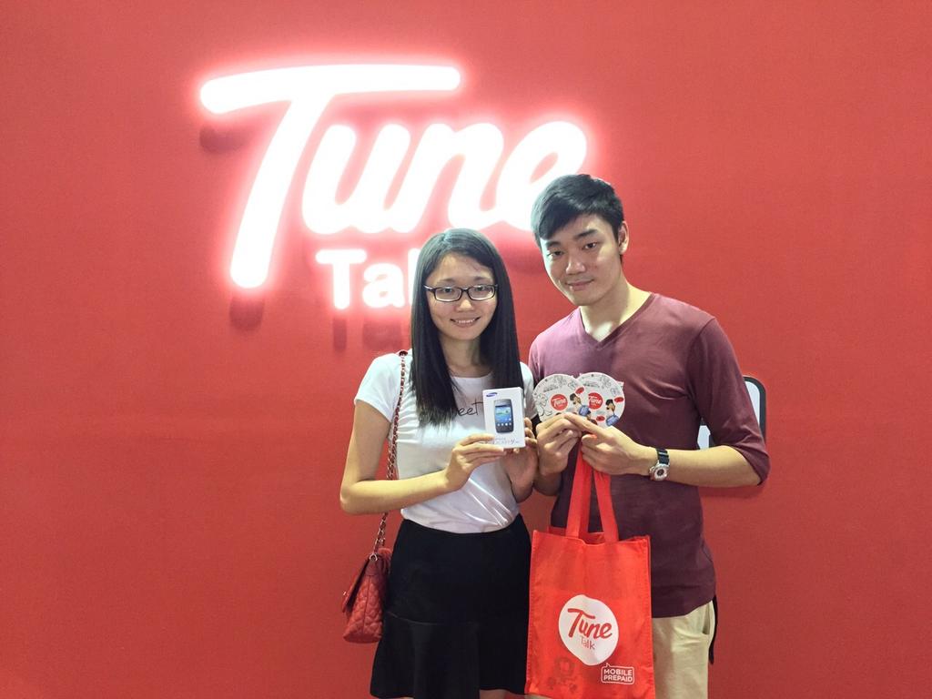 TuneTalk's tweet photo. Our lucky #TuneTalkers today! Signed up for "couple number" & won themselves free devices! Woot! #mobite http://t.co/MMUIfyk2lZ