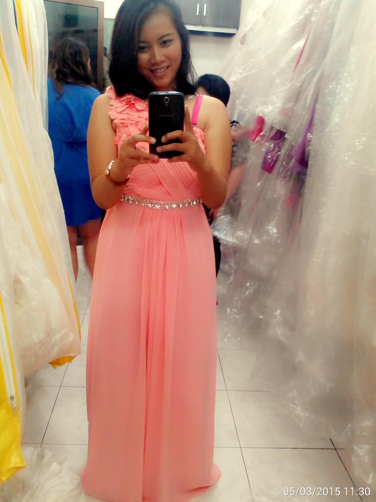Fitting gaun buat acara pernikahan bulan depan... Hehe
