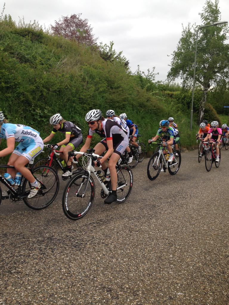 YuliavanderLee's tweet image. Kijken bij mijn ploeggenootjes in Simpelveld. #zwarekoers #gotoyotamengelers #3LO #wdt #cs030